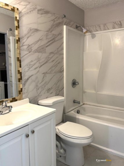 Photo 4 of 3 bed single family home in Hollywood