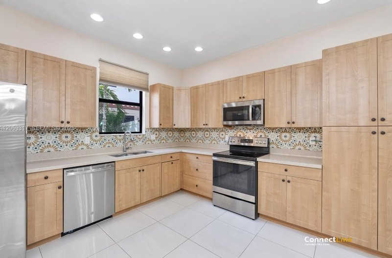 Photo 2 of 3 bed townhouse in Pembroke Pines