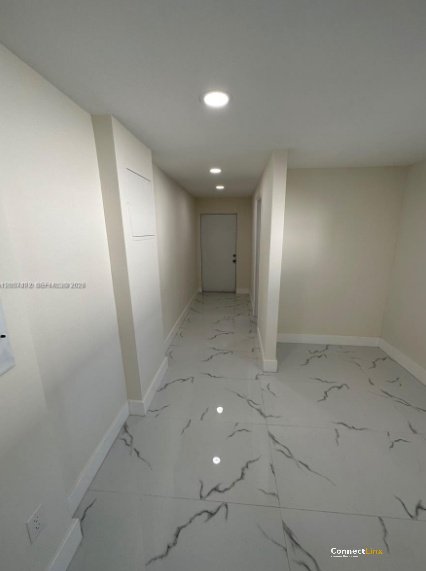 Photo 2 of 3 bed single family home in Hollywood