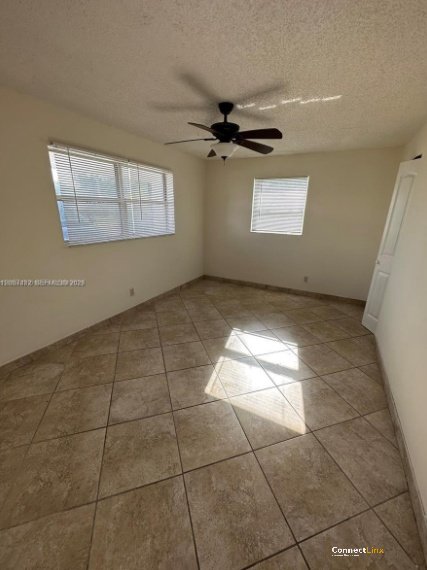Photo 4 of 3 bed single family home in Hollywood