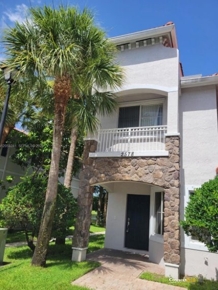 Photo 2 of 3 bed townhouse in Miramar