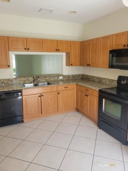 Photo 3 of 3 bed townhouse in Miramar
