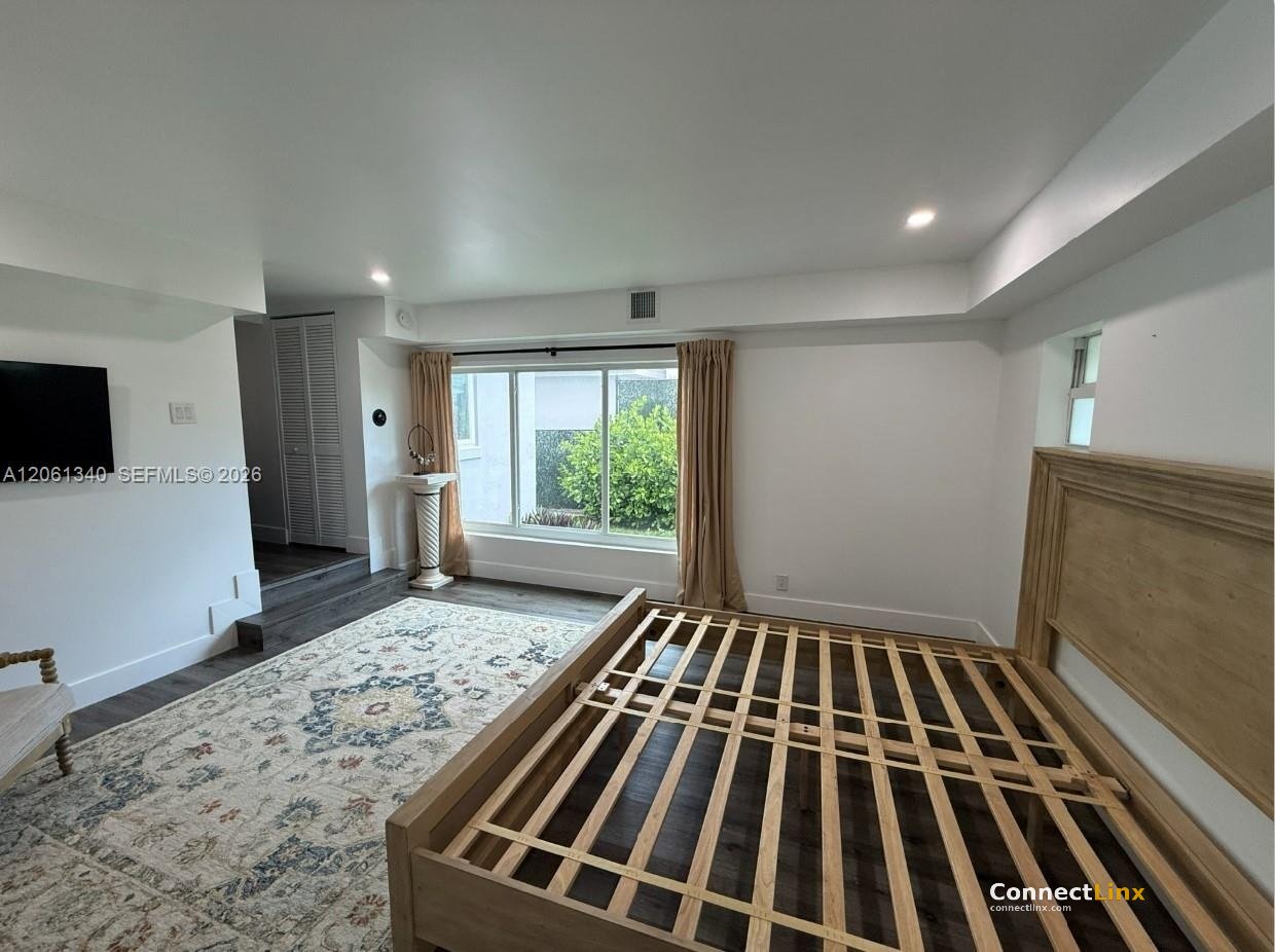 Photo 2 of 3 bed single family home in Miami