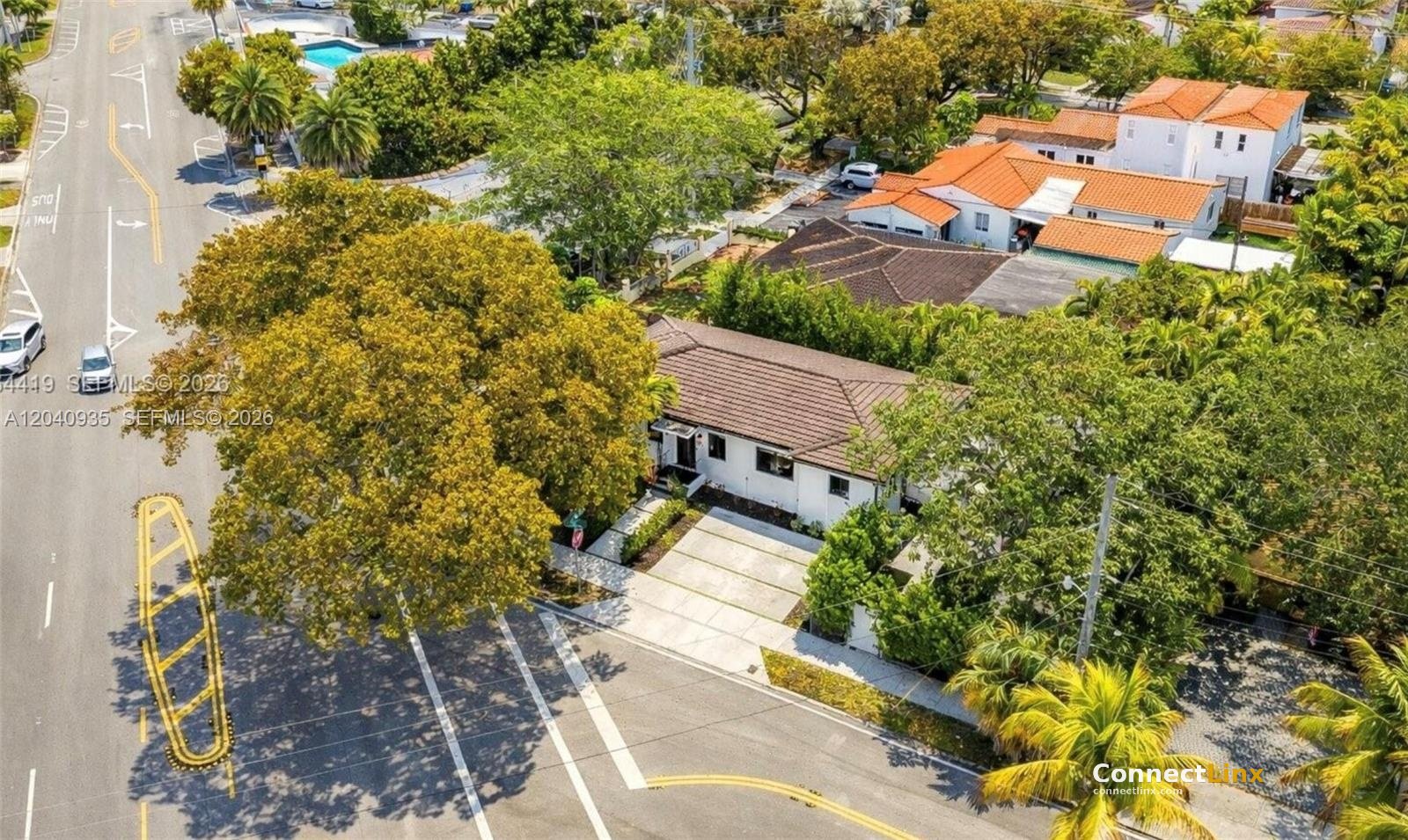 Photo 2 of 3 bed single family home in Miami