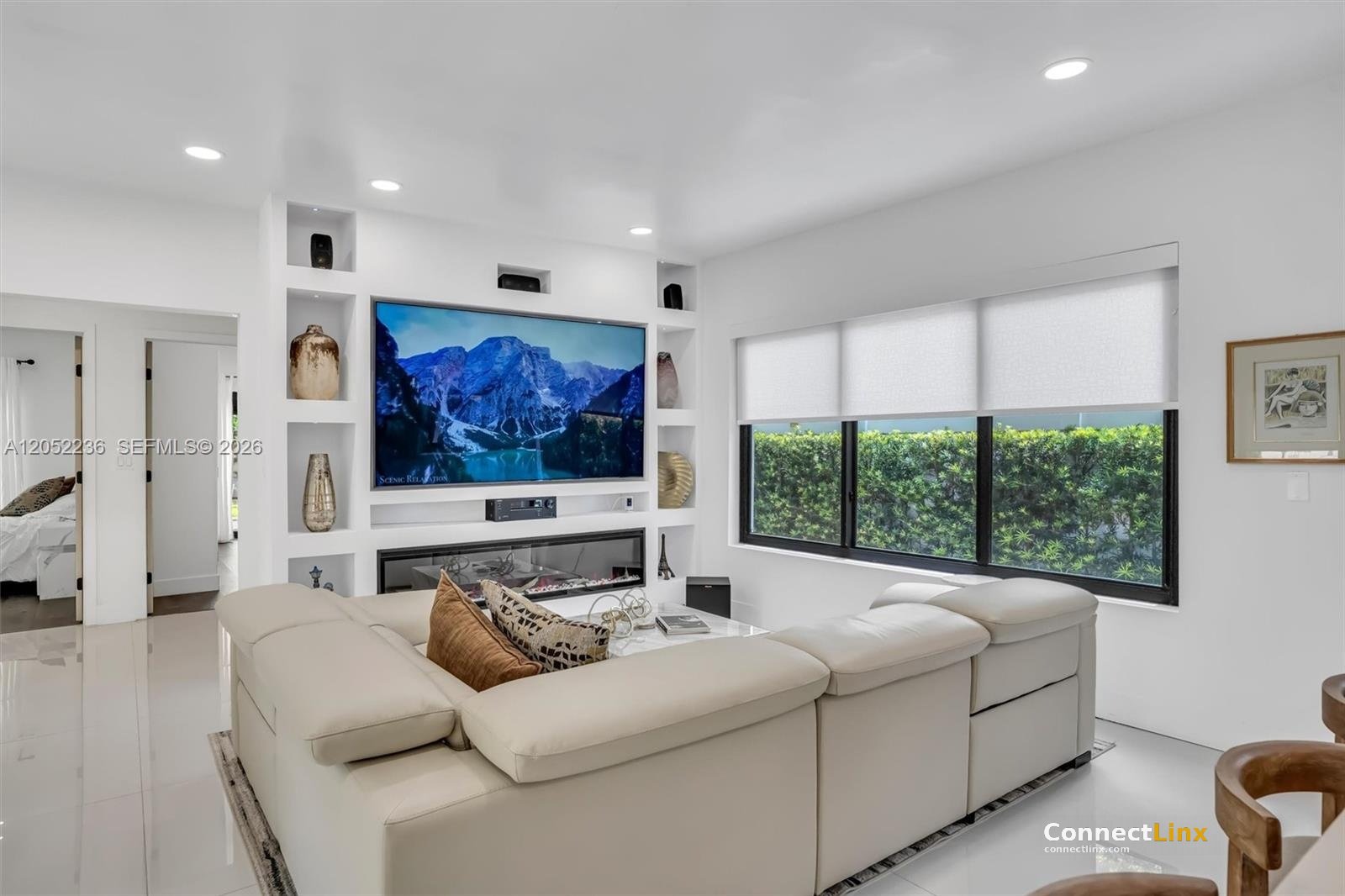 Photo 2 of 3 bed single family home in Miami