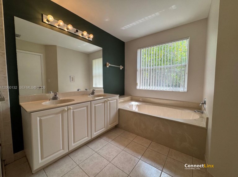 Photo 8 of 4 bed single family home in Miramar