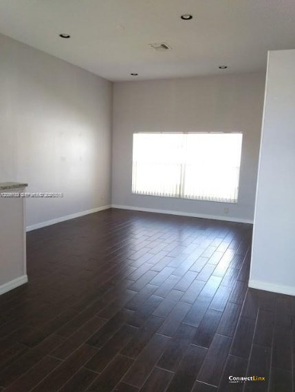 Photo 3 of 4 bed single family home in Pembroke Pines