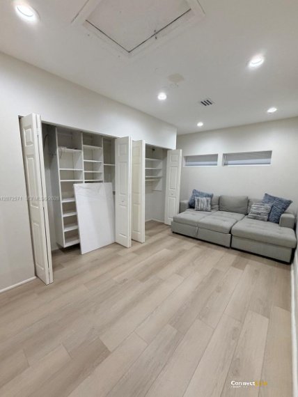 Photo 2 of 4 bed single family home in Hollywood