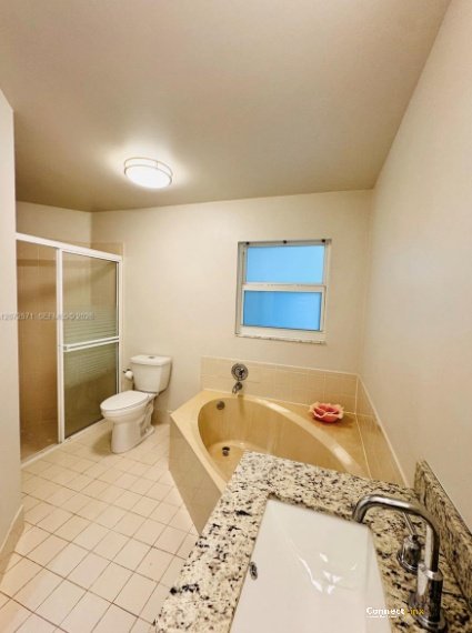 Photo 3 of 4 bed single family home in Hollywood