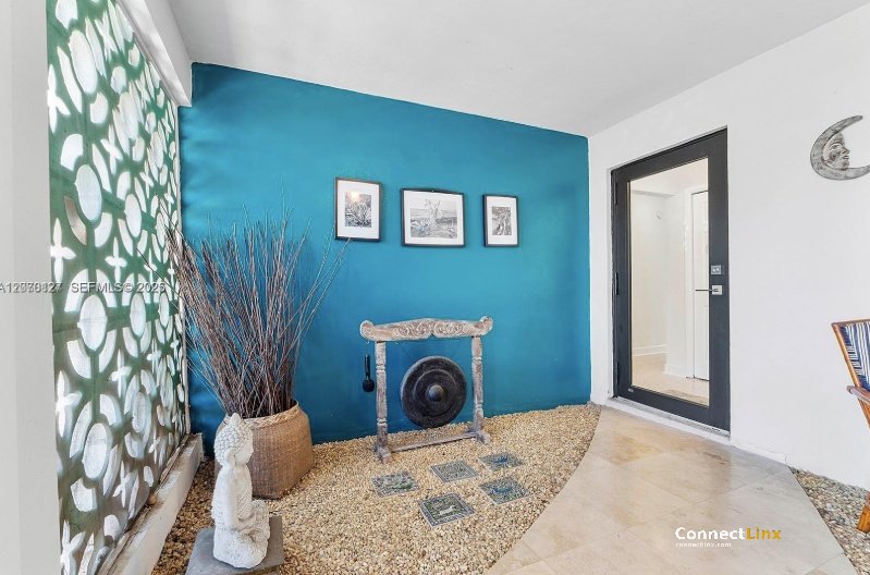 Photo 2 of 3 bed single family home in Hollywood