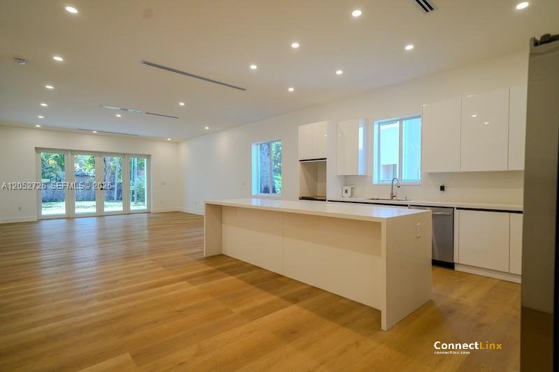 Photo 2 of 4 bed single family home in Miami