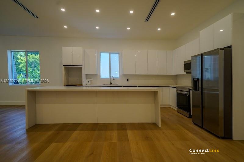 Photo 3 of 4 bed single family home in Miami