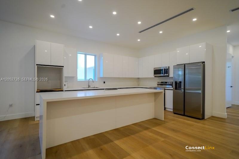Photo 4 of 4 bed single family home in Miami