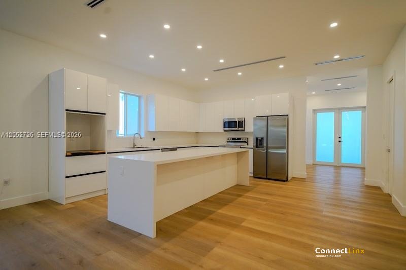 Photo 5 of 4 bed single family home in Miami