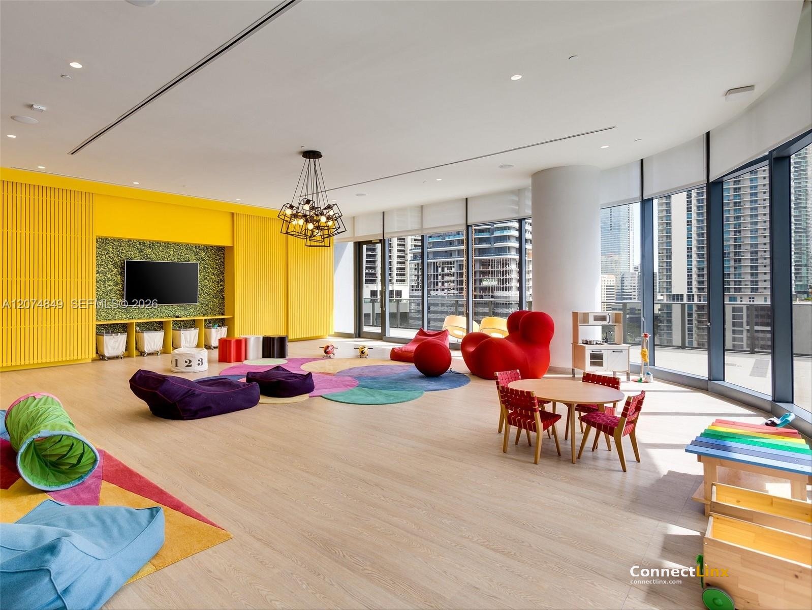 Photo 2 of 3 bed apartment in Miami