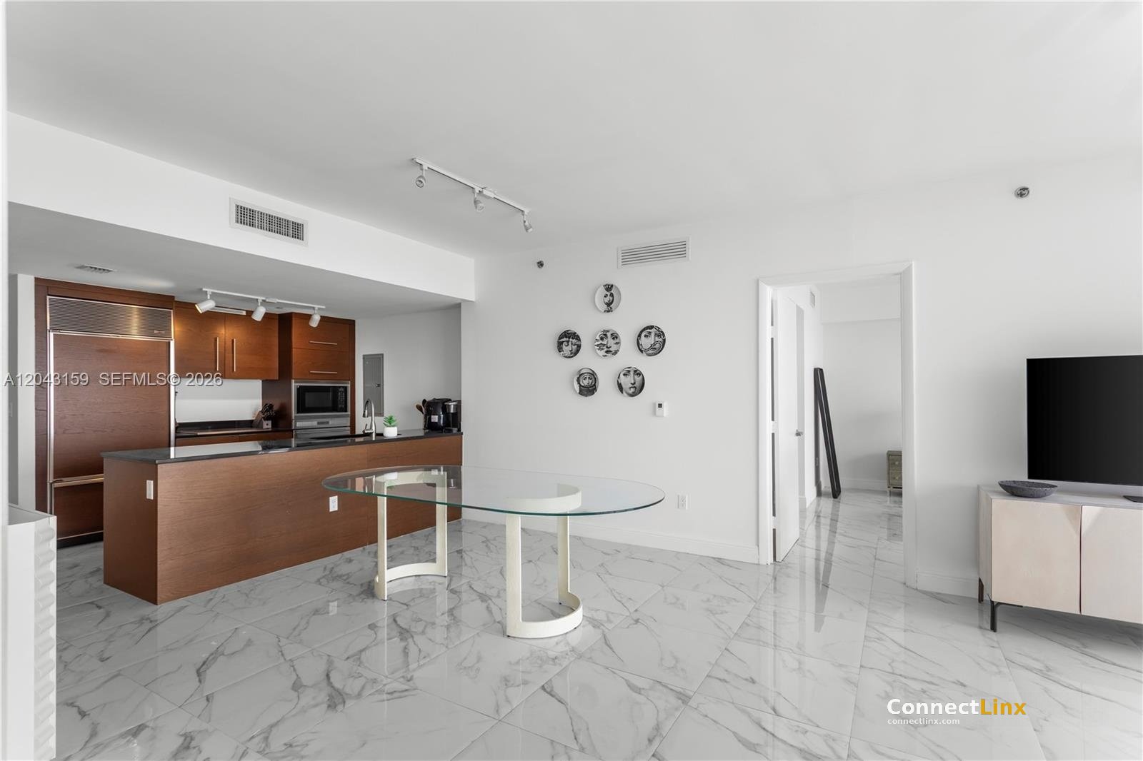 Photo 6 of 2 bed condo in Miami